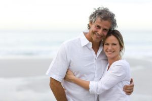 Desiderio ed erezione: nell'immagine un uomo e una donna di mezza età si abbracciano sulla spiaggia.