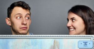 Attrazione sessuale: una donna guarda compiaciuta un uomo non molto attraente