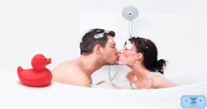 Dove fare l'amore che non sia il letto? Nell'immagine una coppia si bacia nella vasca da bagno
