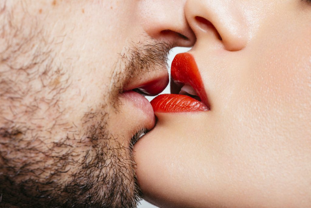 Prima di fare l'amore: Un sensuale bacio tra uomo e donna