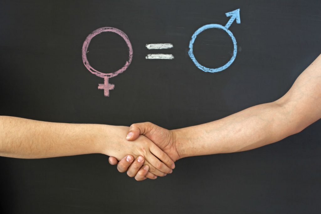 Nel fluid sex, l'orientamento sessuale non ha importanza. Nell'immagine una donna ed un uomo si stringono la mano sotto ai simboli di genere divisi dal segno uguale.