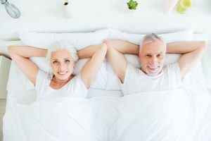 Fare l'amore fa bene a qualsiasi età: nell'immagine una coppia di mezza età a letto
