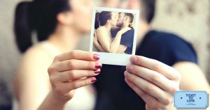 Giornata Mondiale del Bacio: una coppia si bacia tenedo in mano una polaroid che ritrae il bacio